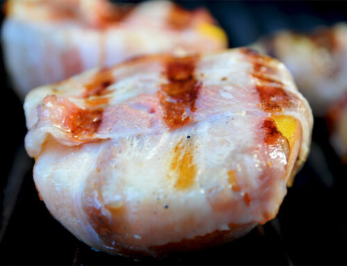 Gegrillte Pfirsiche im Speckmantel