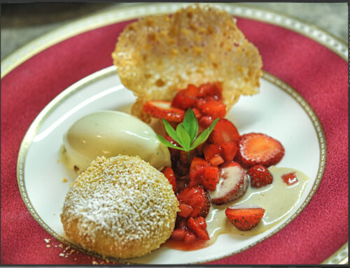 Erdbeeren mit Waldmeistereis und Grießknödel